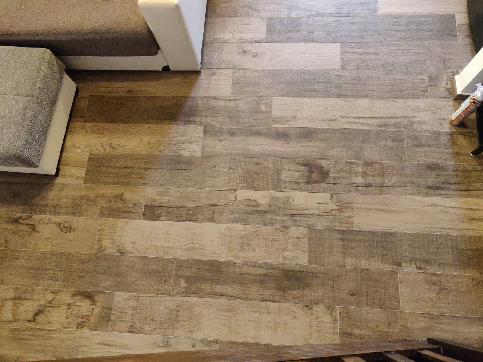 Bagno con rivestimento in colore scuro