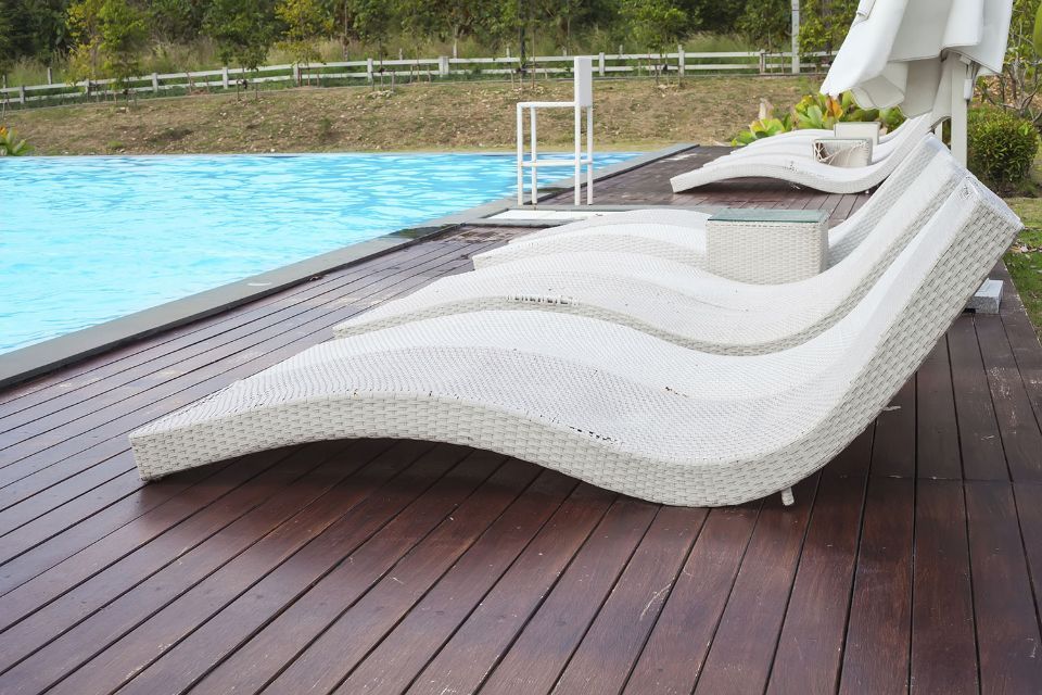 pavimento in legno per relax bordo piscina
