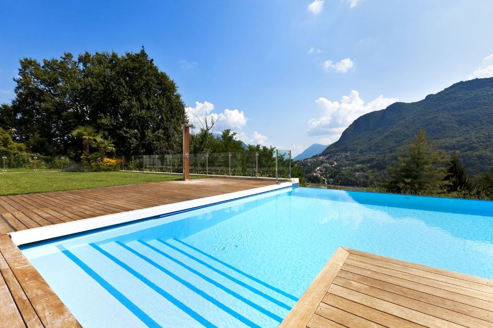 pavimento in legno per bordo piscina
