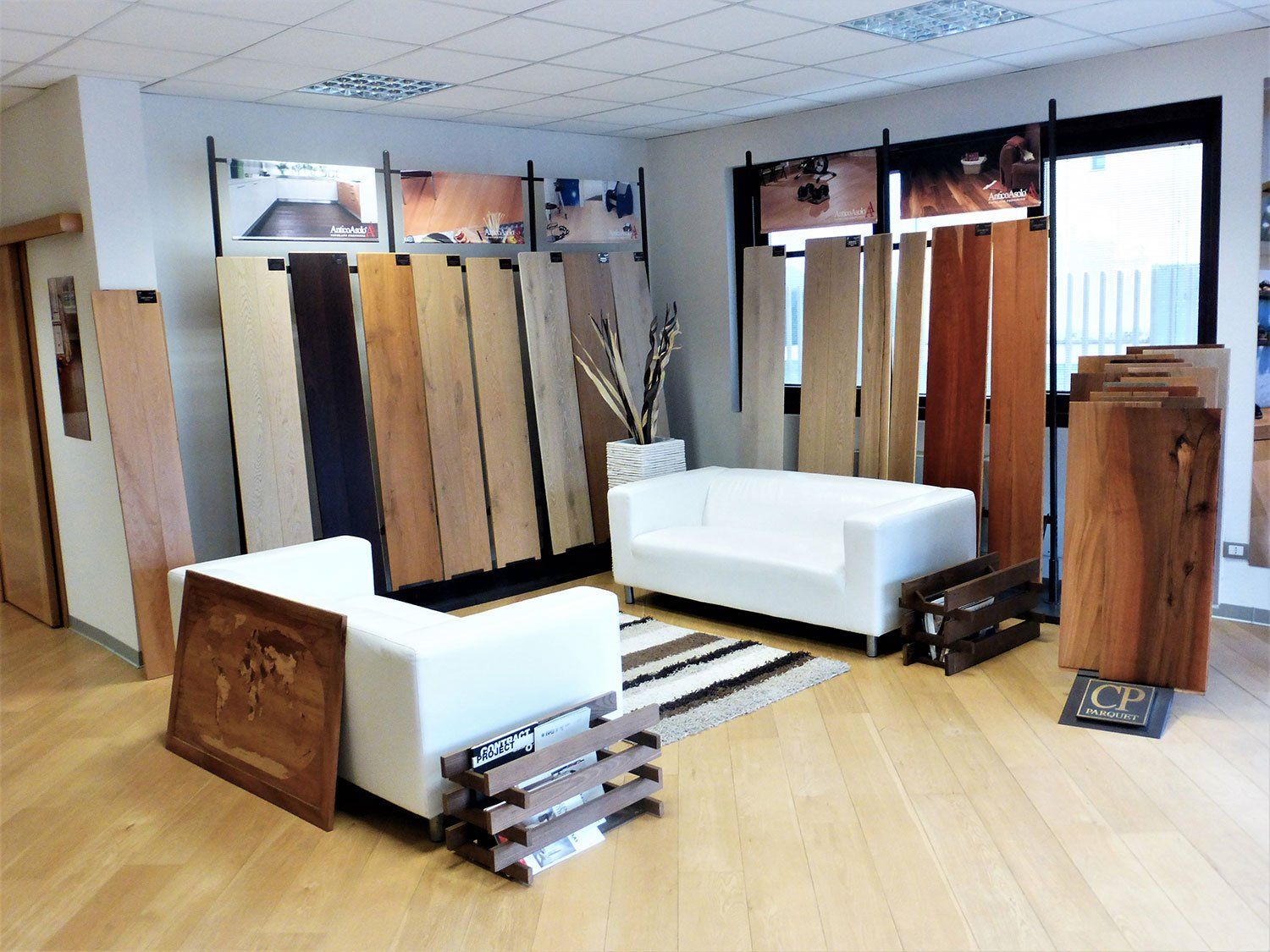 esposizione di legni per parquet