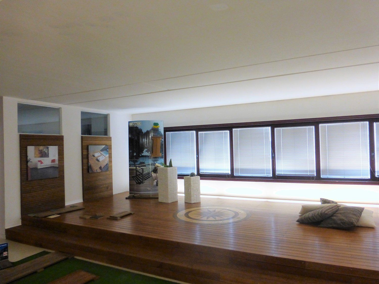 esposizione di mobili in legno e parquet