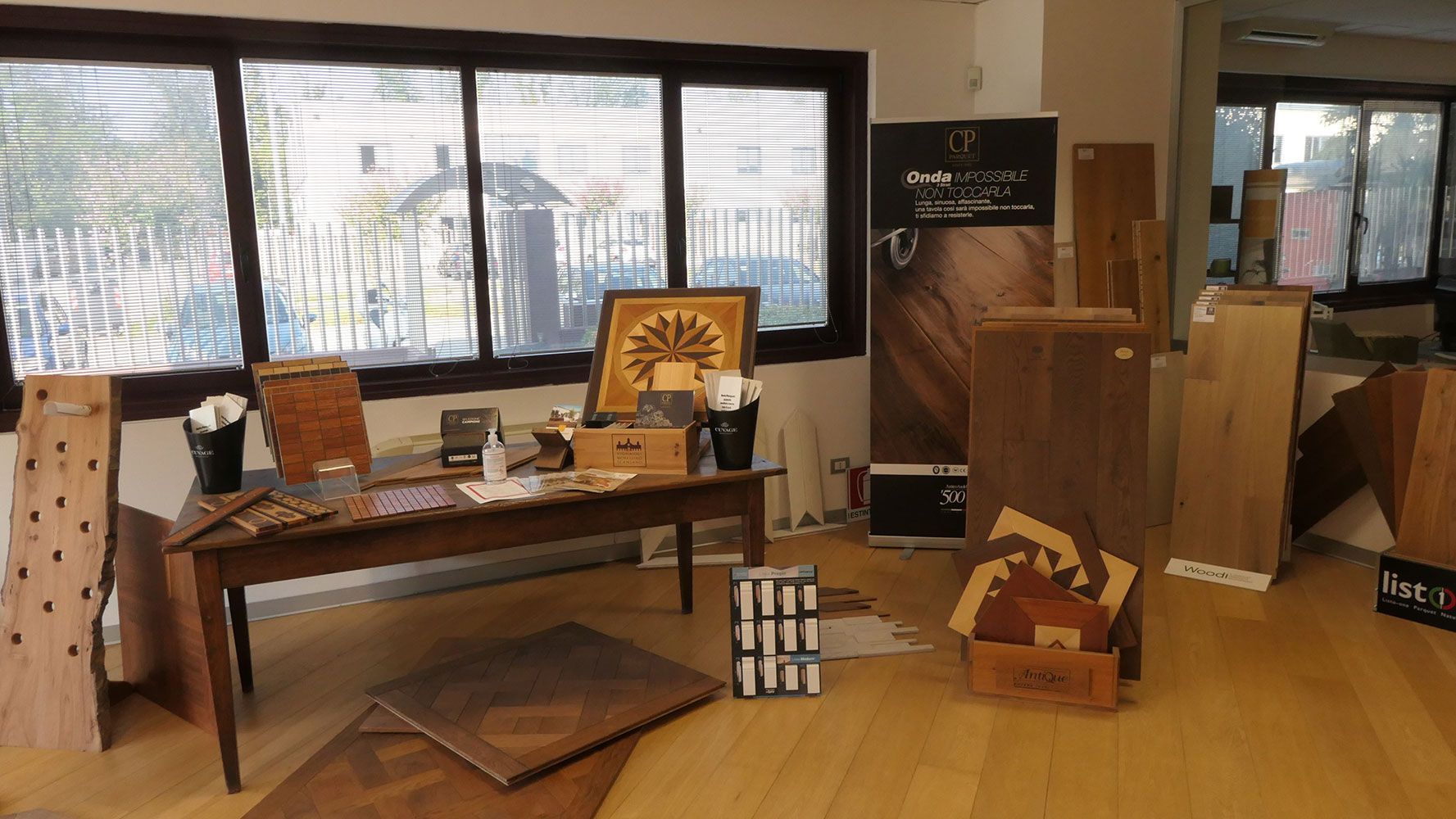 esposizione di materiali per parquet