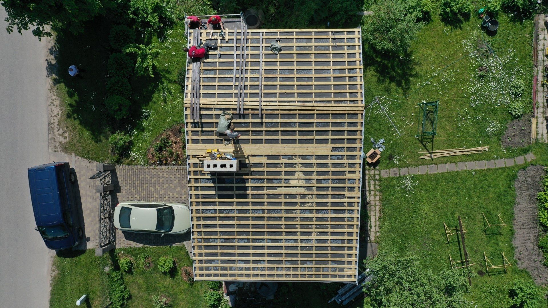 jumtu klāšana, jumta segumu klāšana, (ieklāšana) jumtu segumu izklāšana, Jumta, (jumtu) likšana, ieklāt jumtu segumu