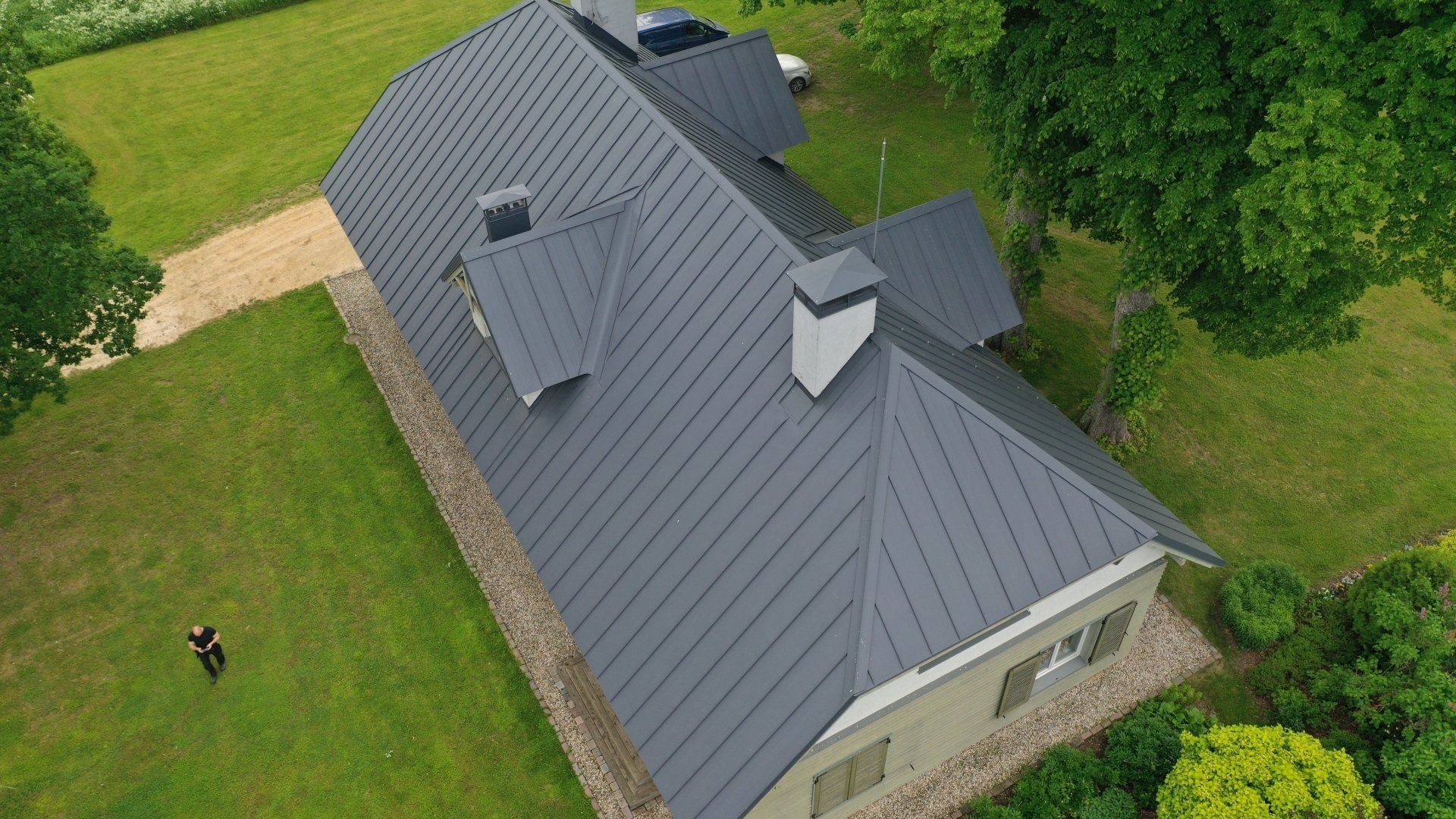 umta labošana, jumta atjaunošana. Kausējamais jumta segums, (jumts) Ruļļu materiāls jumtiem, labot jumtu, jumtus, mīksts jumtu segums