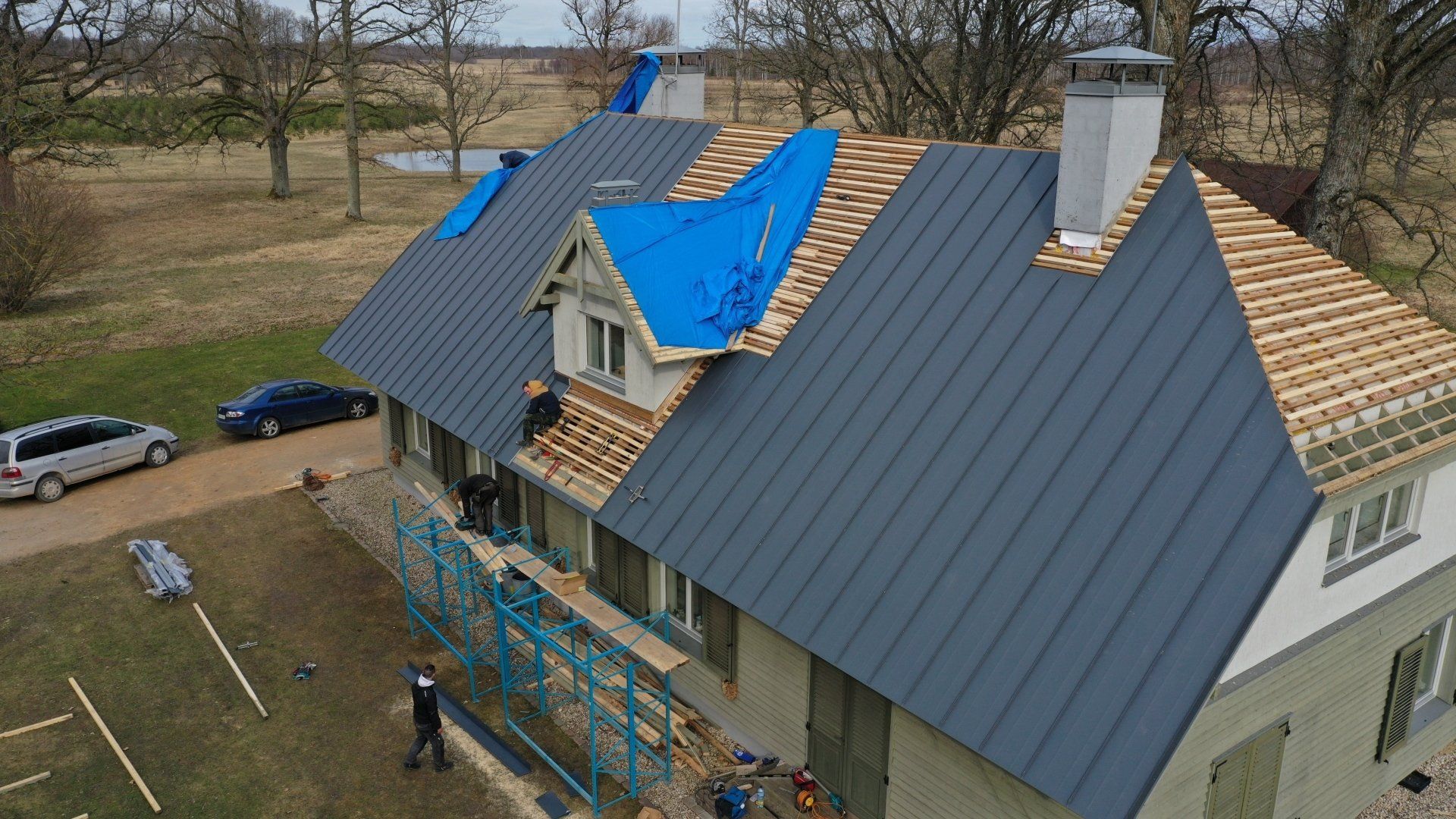 Jumiķu darbi, jumts. Jumta darbi, jumti. Jumtu darbi. Sīki, (sīku) sīks jumta