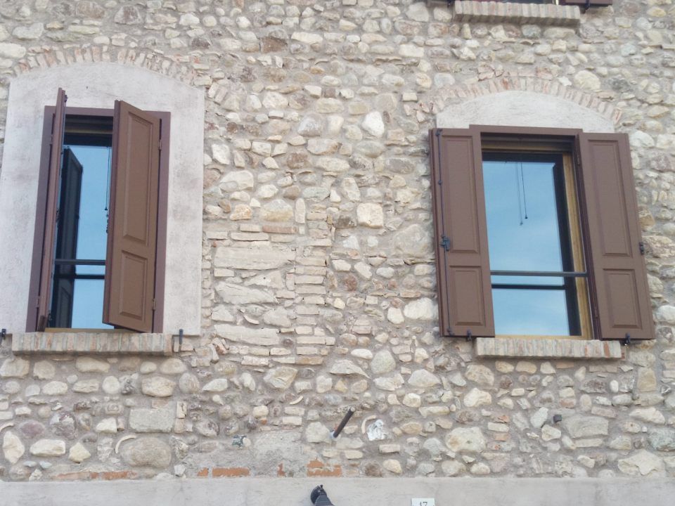 Muro in pietra con finestre