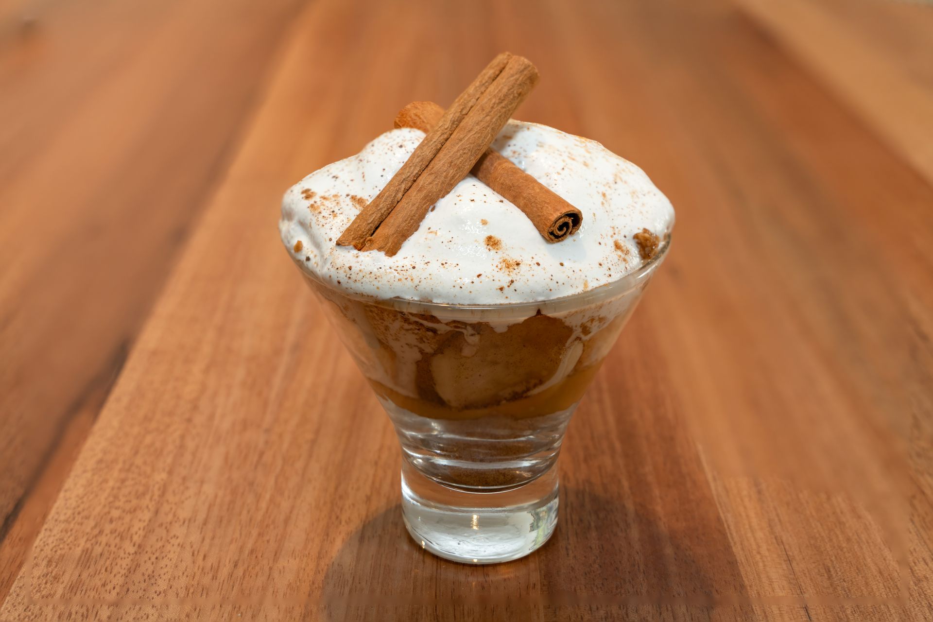 Um restaurante com mesas e cadeiras e uma televisão na parede