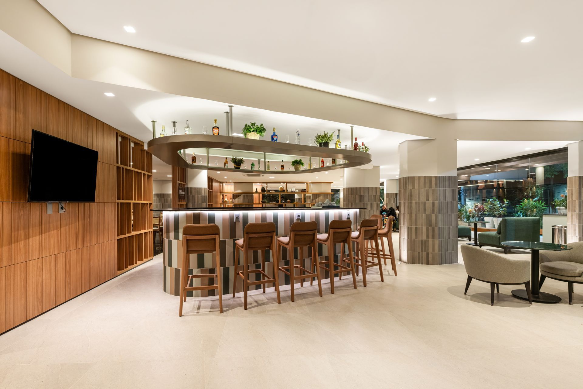 Um restaurante com mesas e cadeiras e uma mesa de bufê