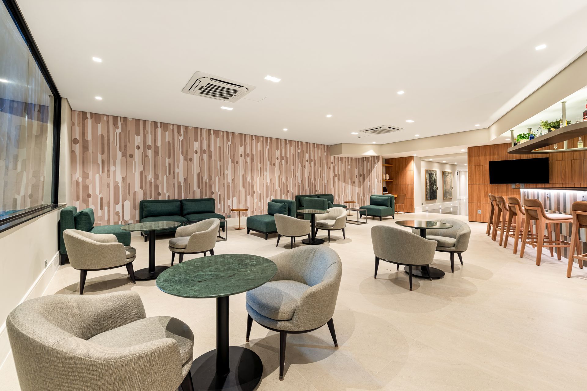 Uma sala de estar cheia de móveis e um sofá.