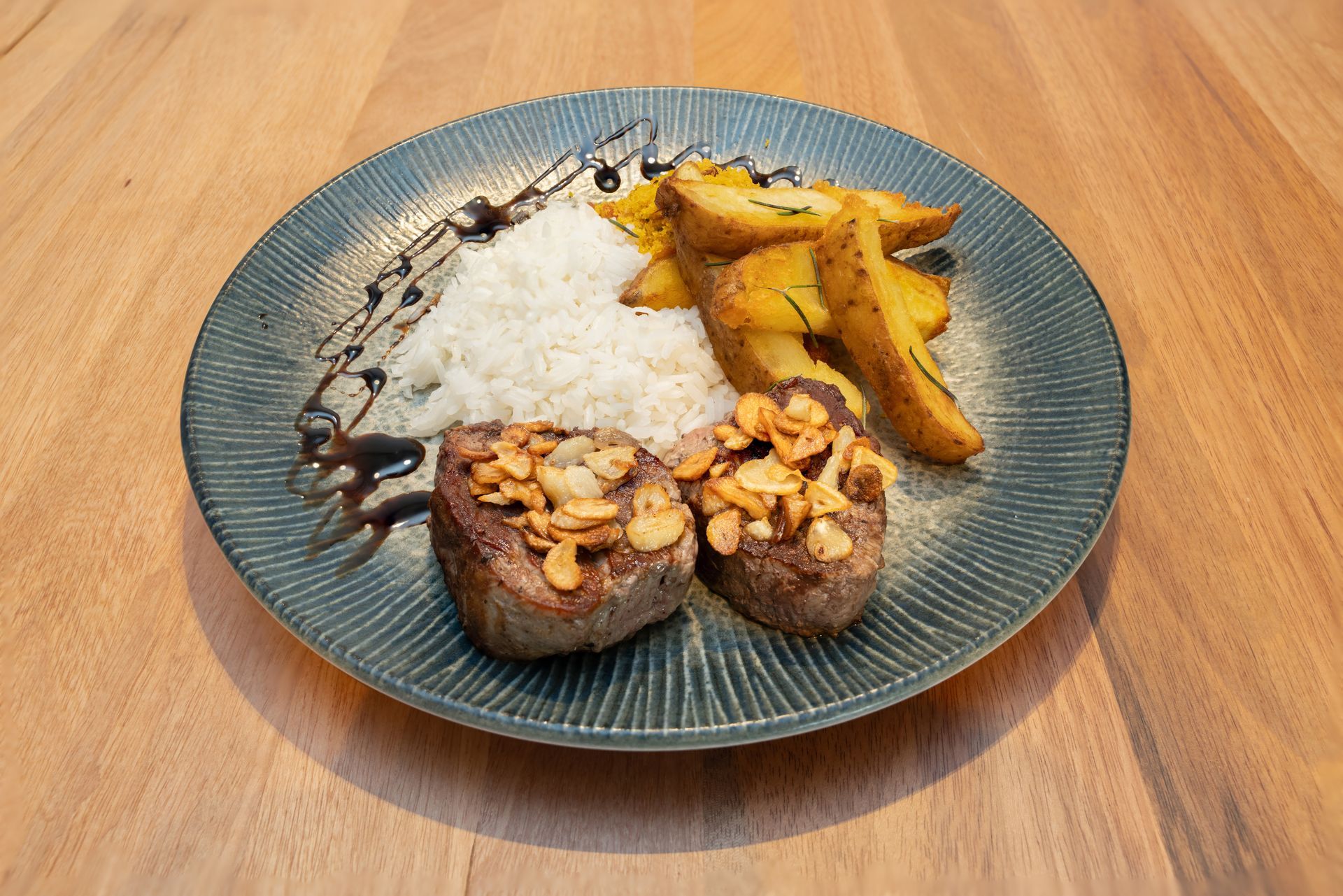 Um prato de comida com cenouras e purê de batatas em uma mesa