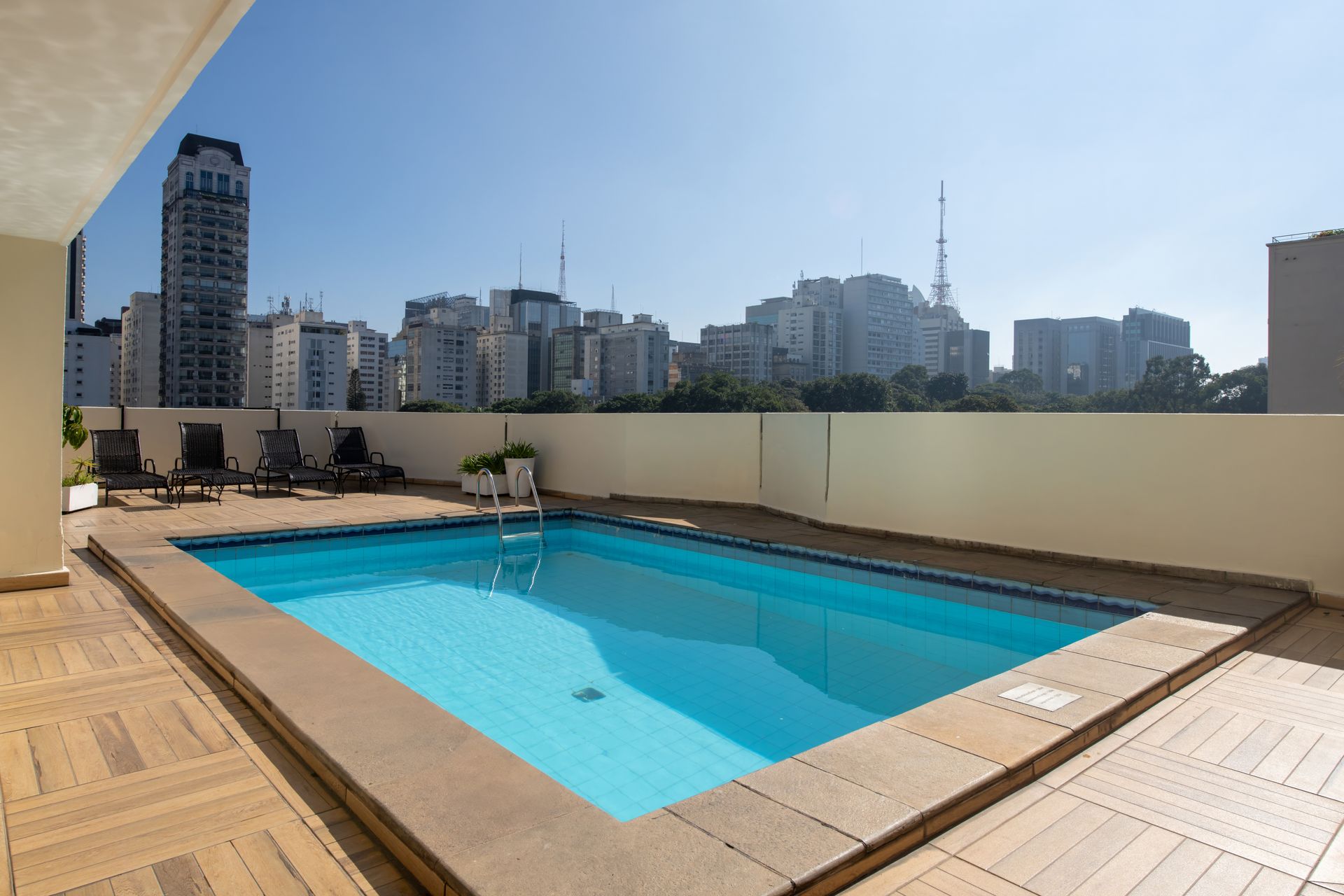 Uma piscina com o horizonte da cidade ao fundo