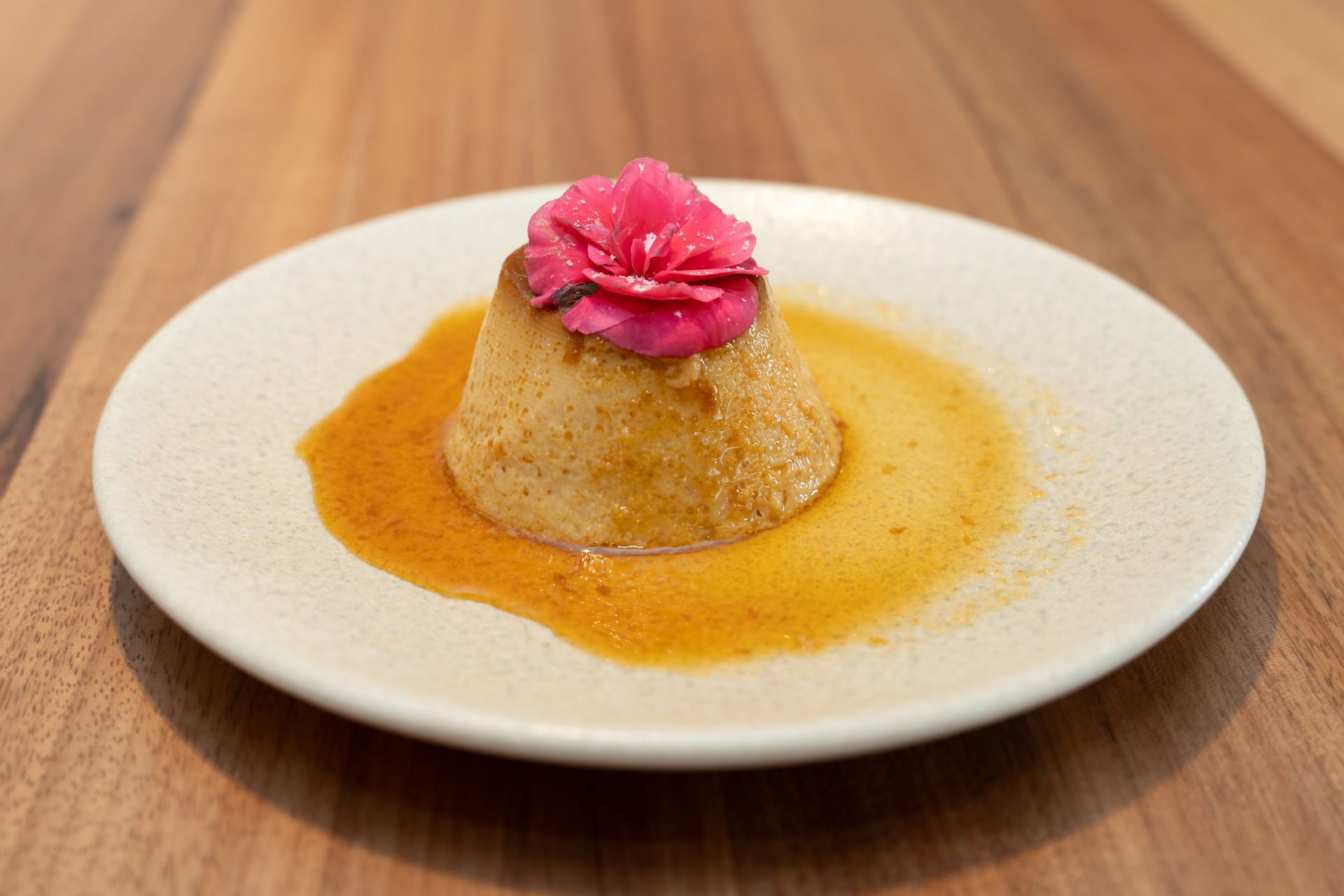 Um bar cheio de garrafas e copos