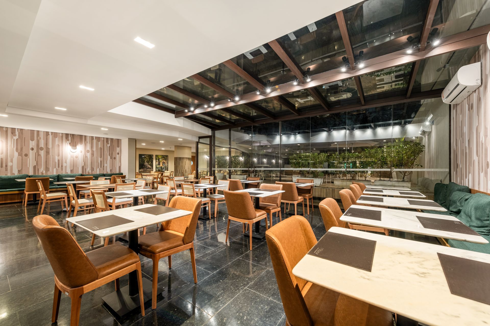 Um piano em um restaurante com mesas e cadeiras