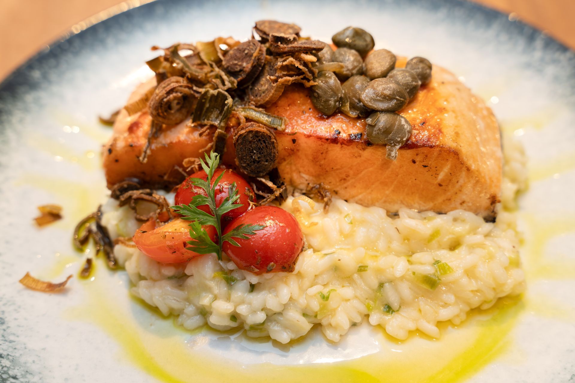 Uma sala grande com mesas e cadeiras em um restaurante