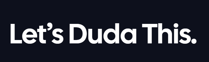 Ein schwarzer Hintergrund mit weißem Text, der sagt: „Lass uns das duda“