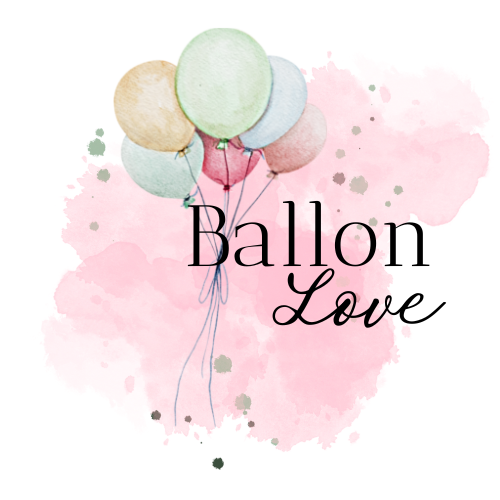 Ein Bündel Luftballons hängt an einer Schnur auf einem rosa Hintergrund.