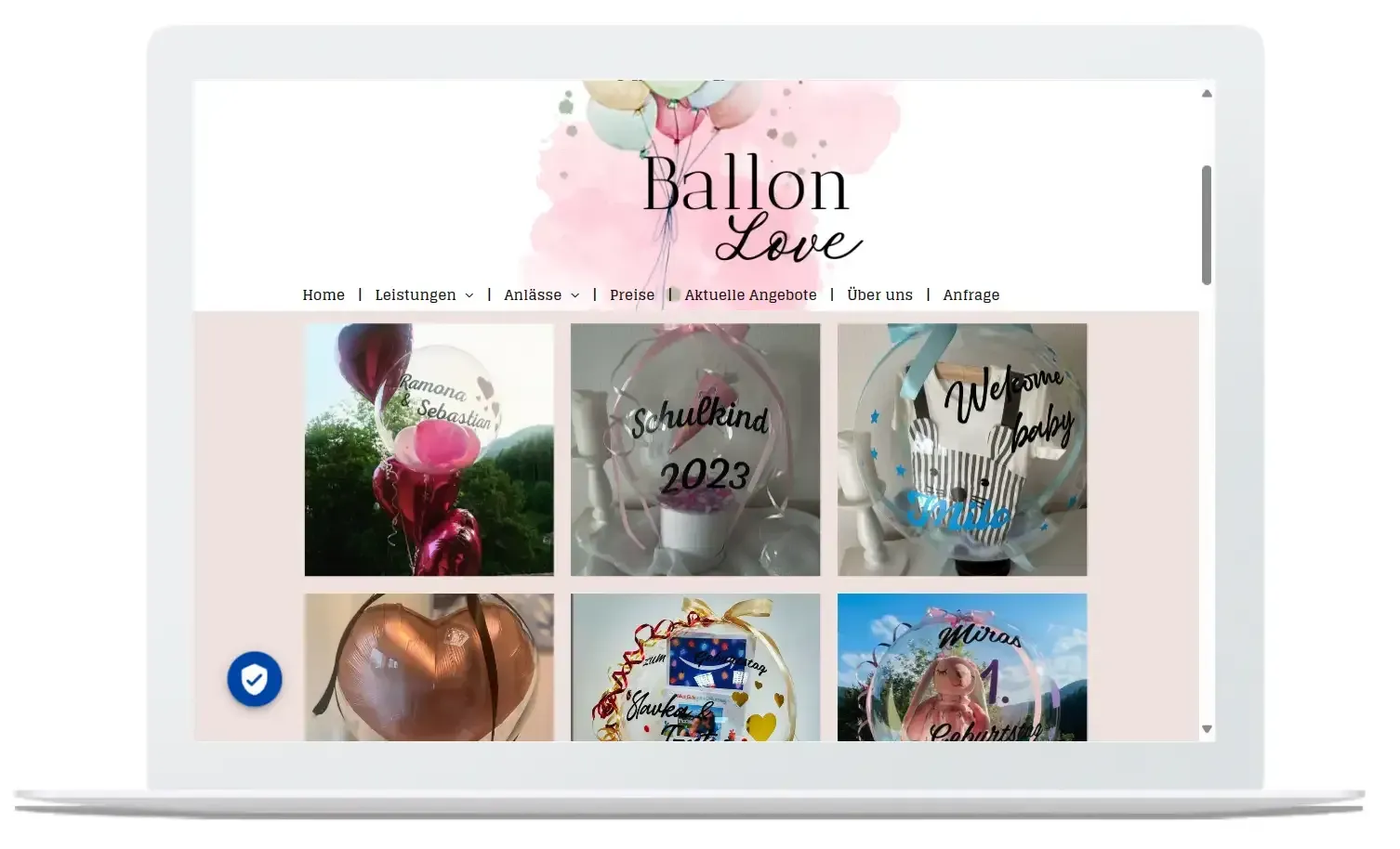 Ein Laptop, ein Tablet und ein Mobiltelefon, auf dem eine Website angezeigt wird.