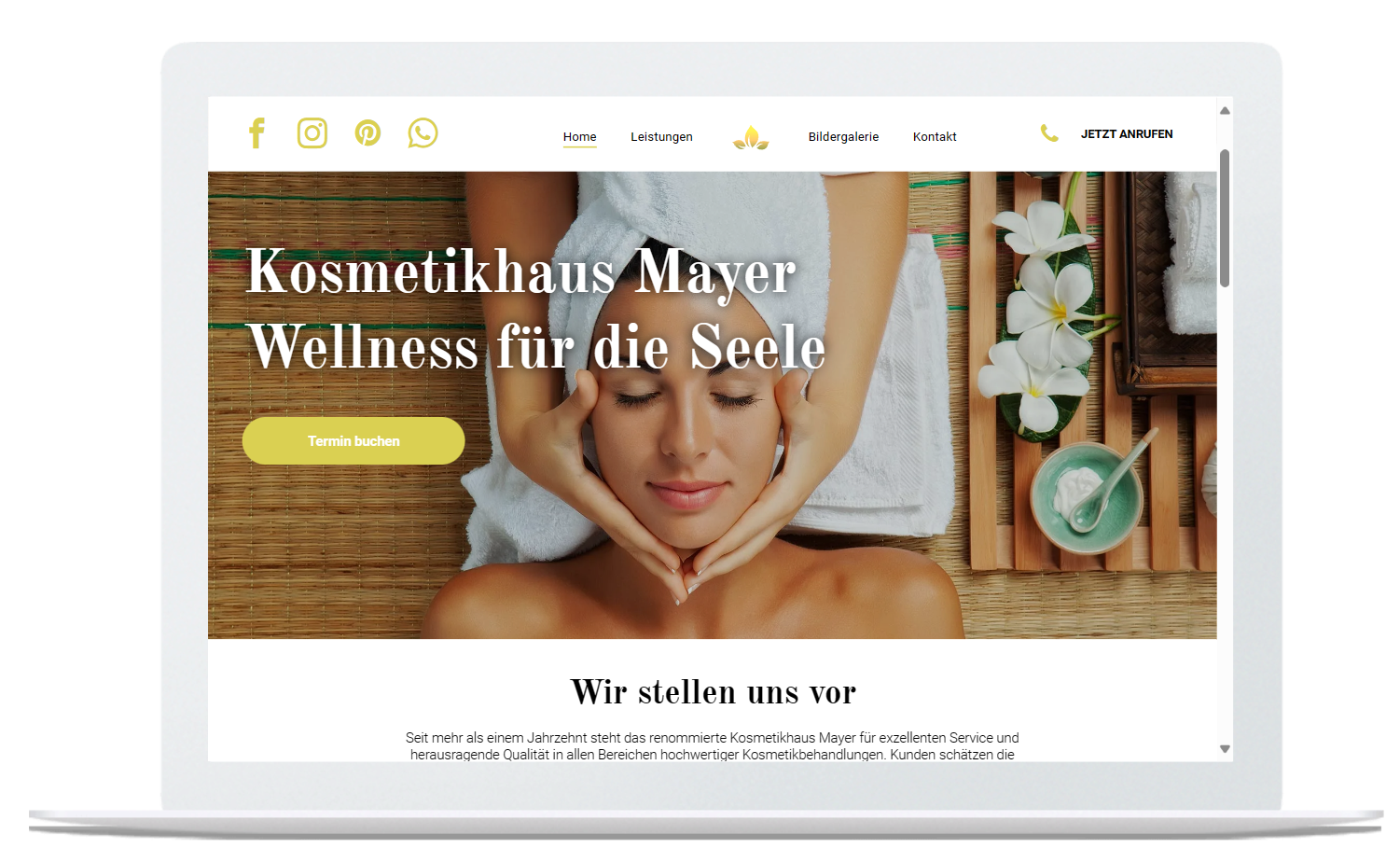 Eine Frau bekommt in einem Spa auf einem Laptop eine Massage.