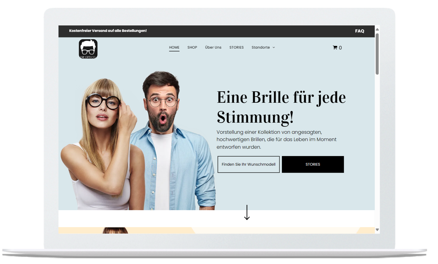 Ein Mann und eine Frau mit Brille stehen nebeneinander auf einem Laptop-Bildschirm.