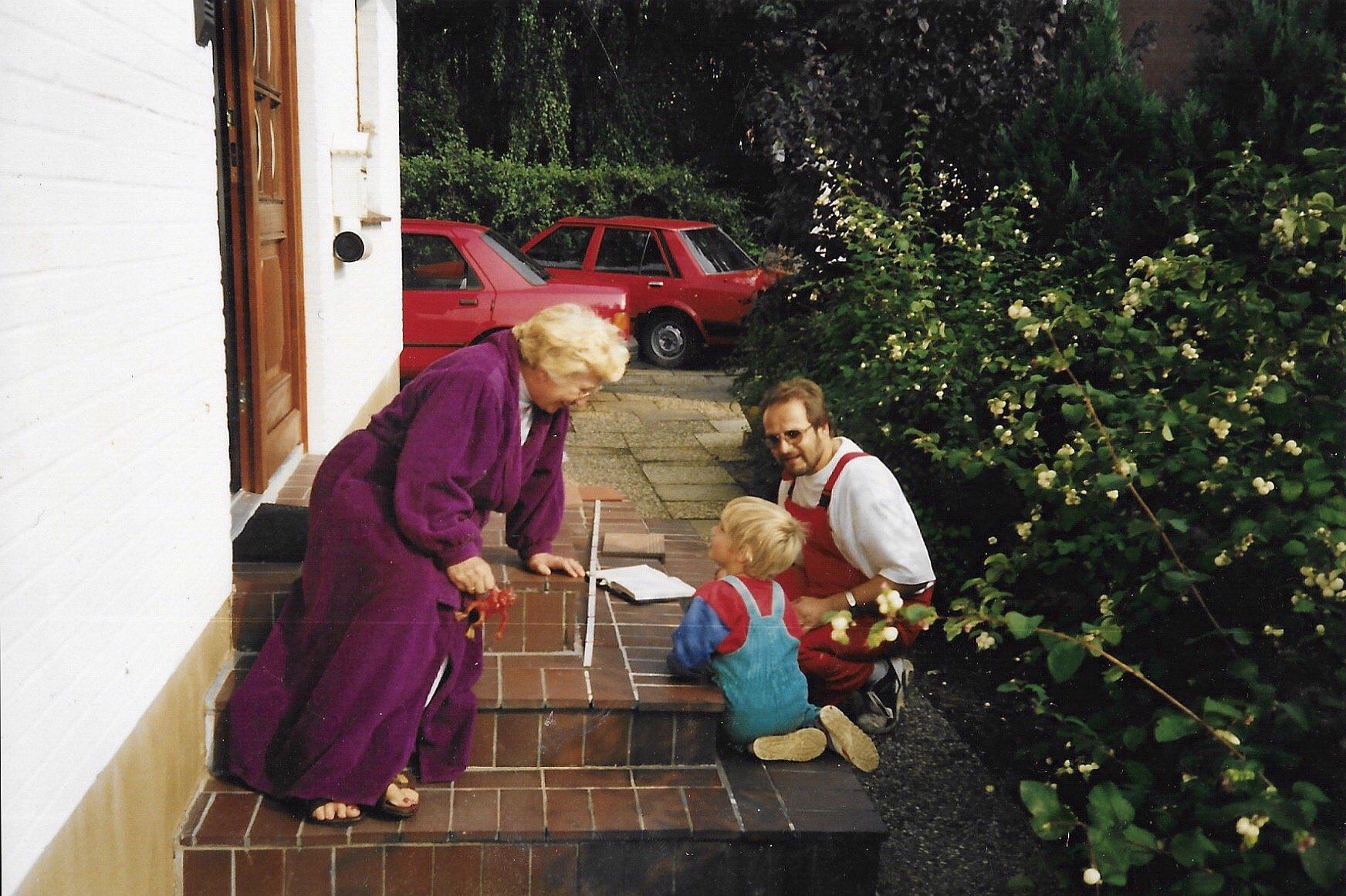 Vater und Sohn bei der Kundenberatung