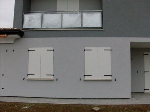 finestra in legno bianco