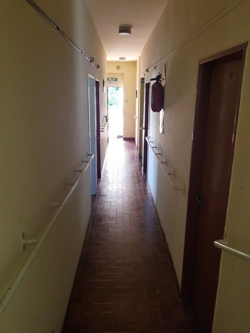 Pasillo con barandas