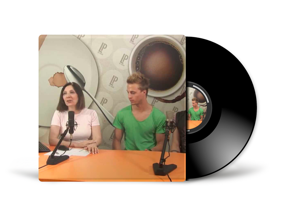 Un uomo e una donna sono seduti davanti ai microfoni