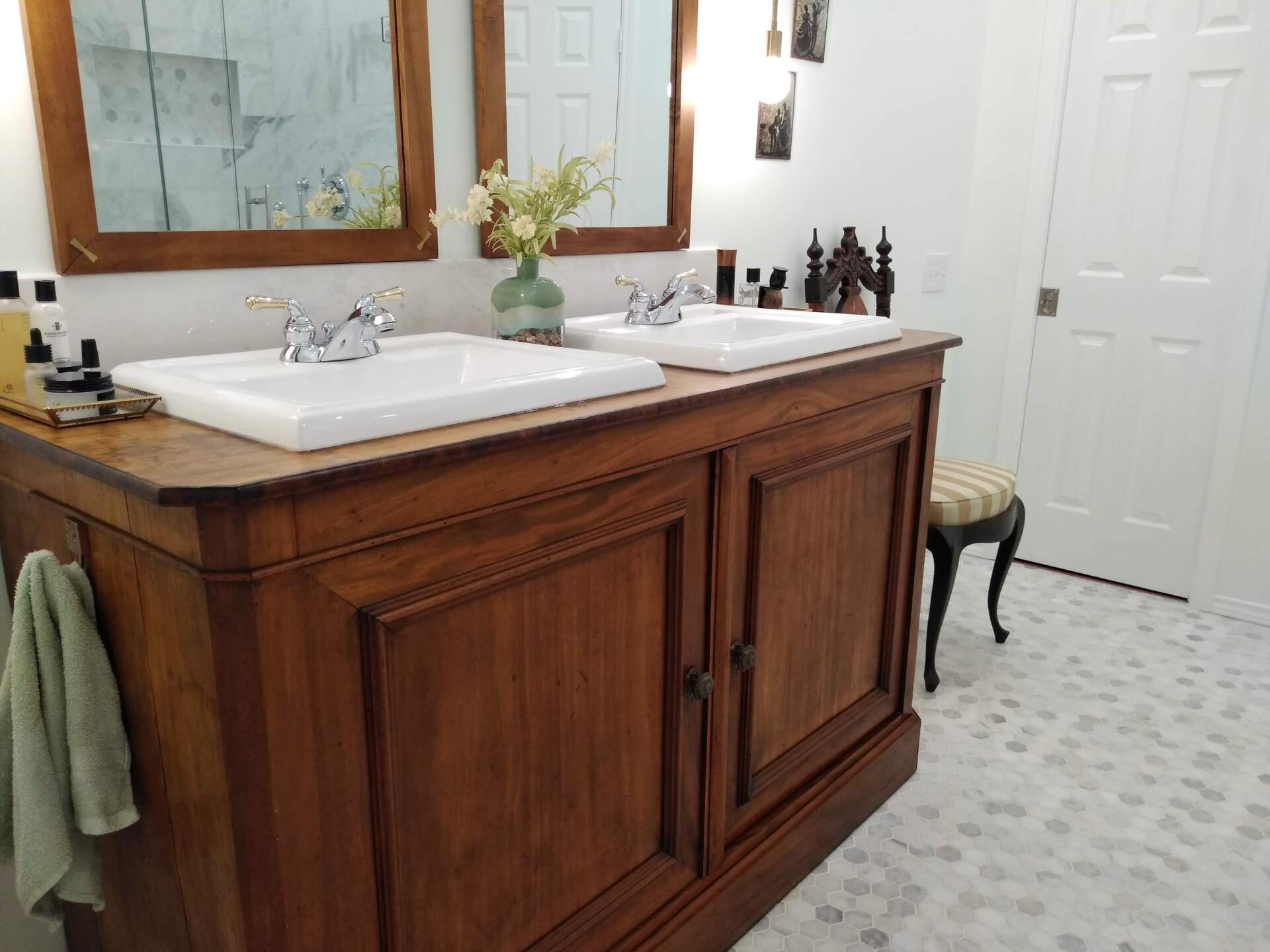 A bathroom with two sinks and two mirrors