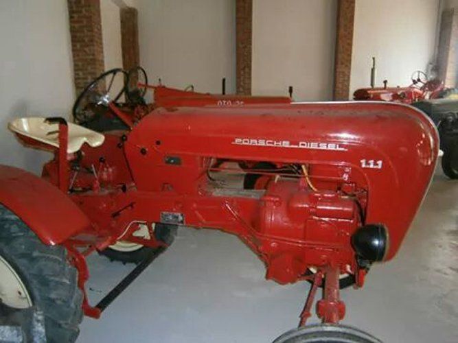 vista laterale di un trattore d'epoca rosso