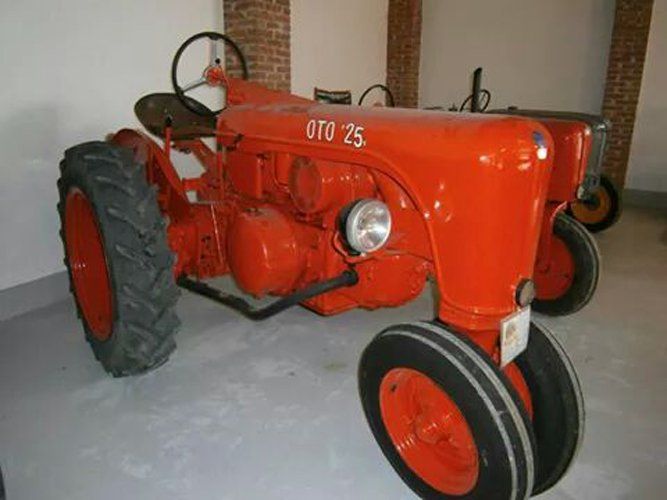 trattore d'epoca arancia a marchio OTO 25