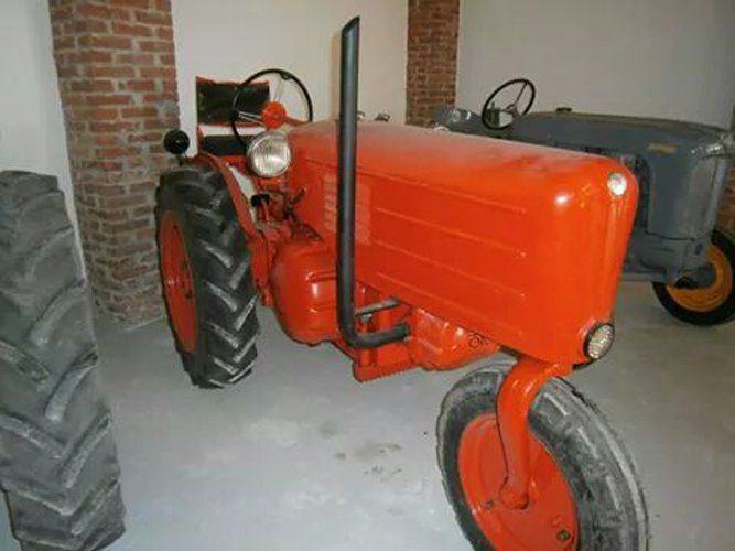 trattore d'epoca arancia