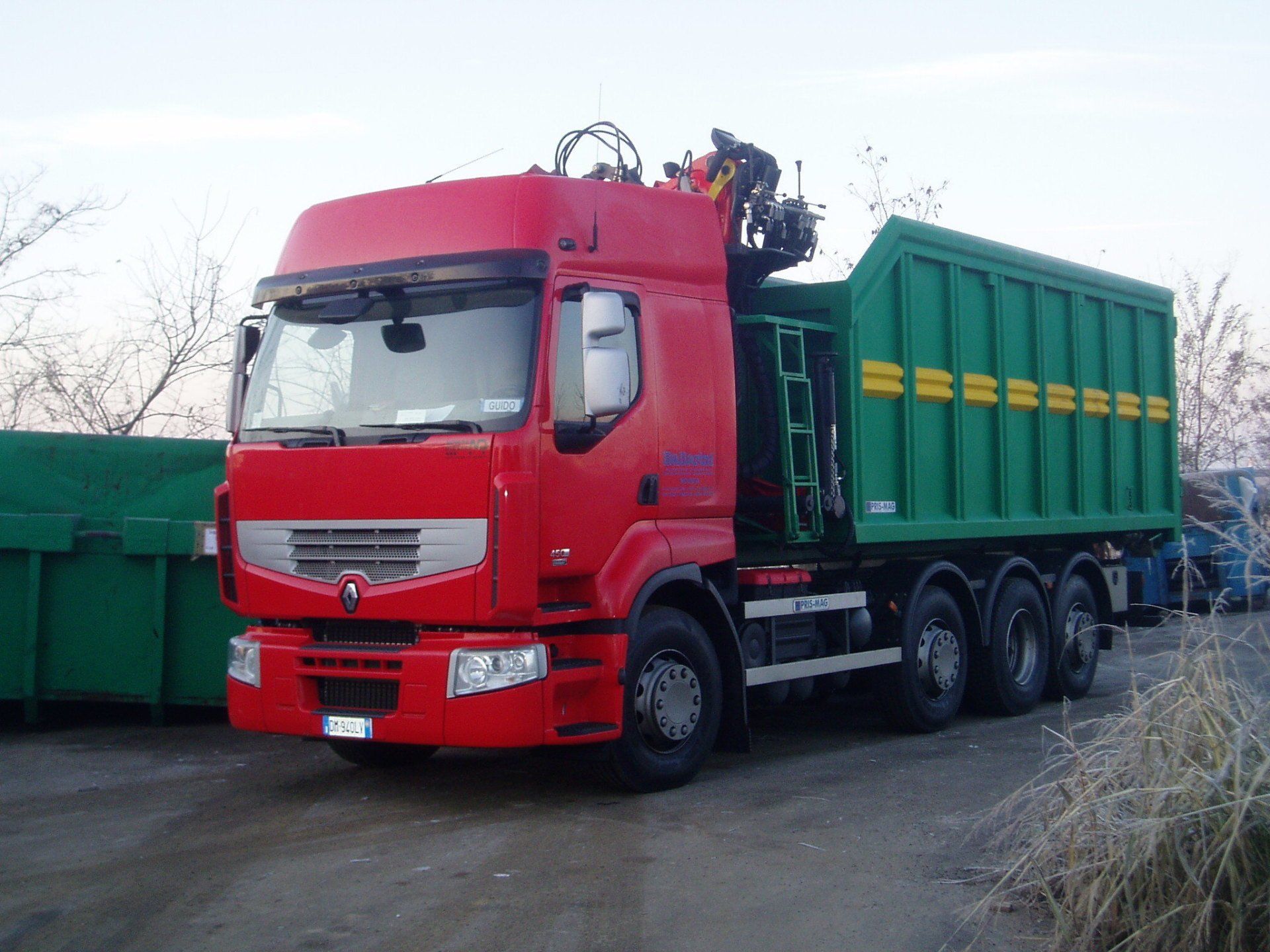 autocarro con cassone carrabile