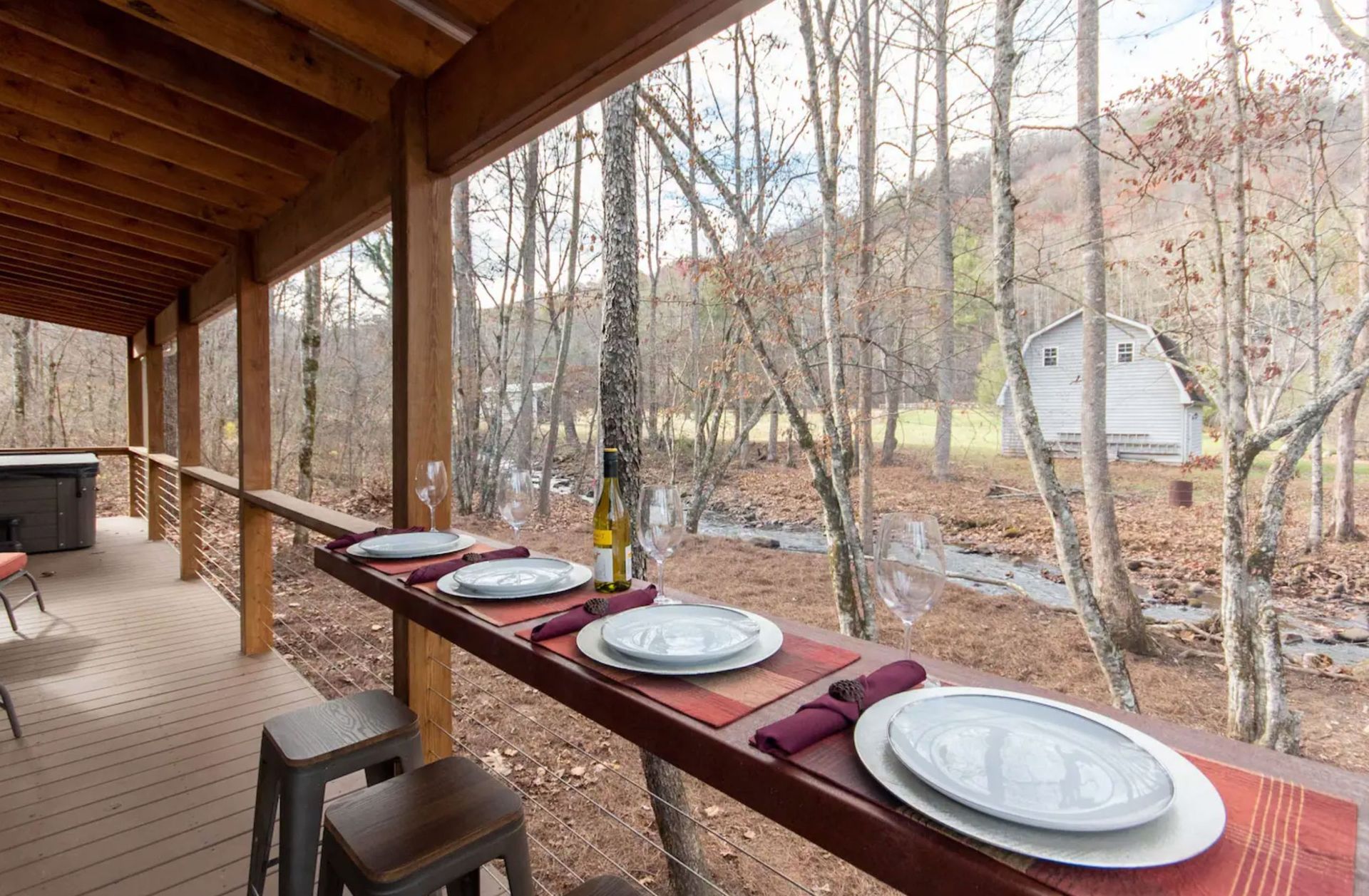 outdoor-dining-at-waters-edge