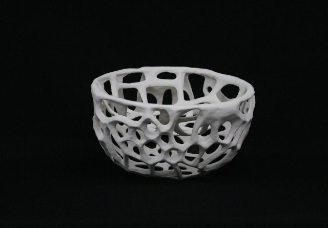 Dubbelwandige opengewerkte schaal van keramiek