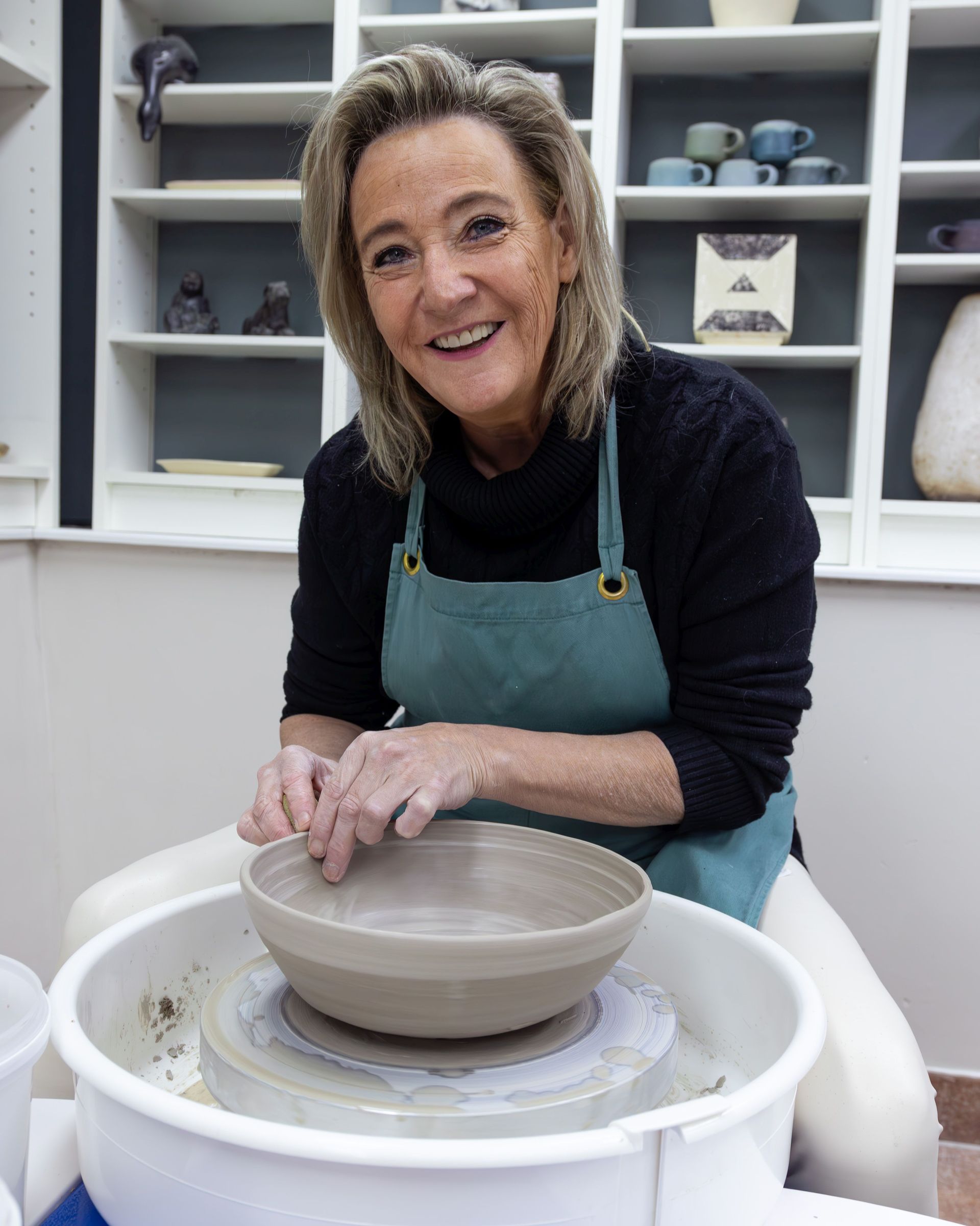 Een pot draaien op een pottenbakkersschijf