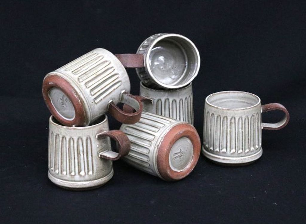 Kopjes Keramiek met gecarvde decoratie.