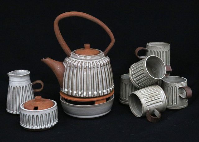 Theeservies, gecarvede decoratie van keramiek