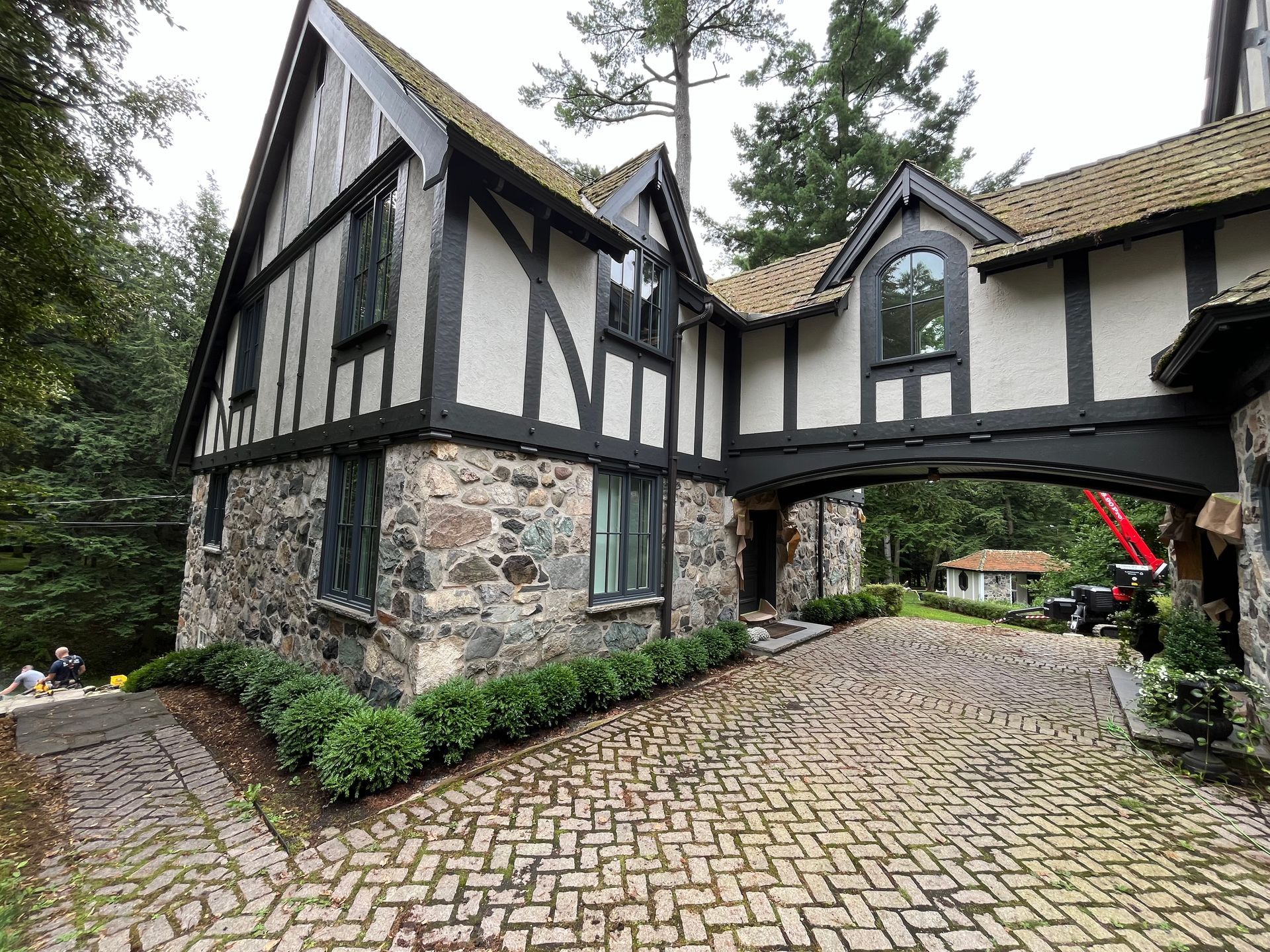 Peinture maison de style Tudor à deux étages