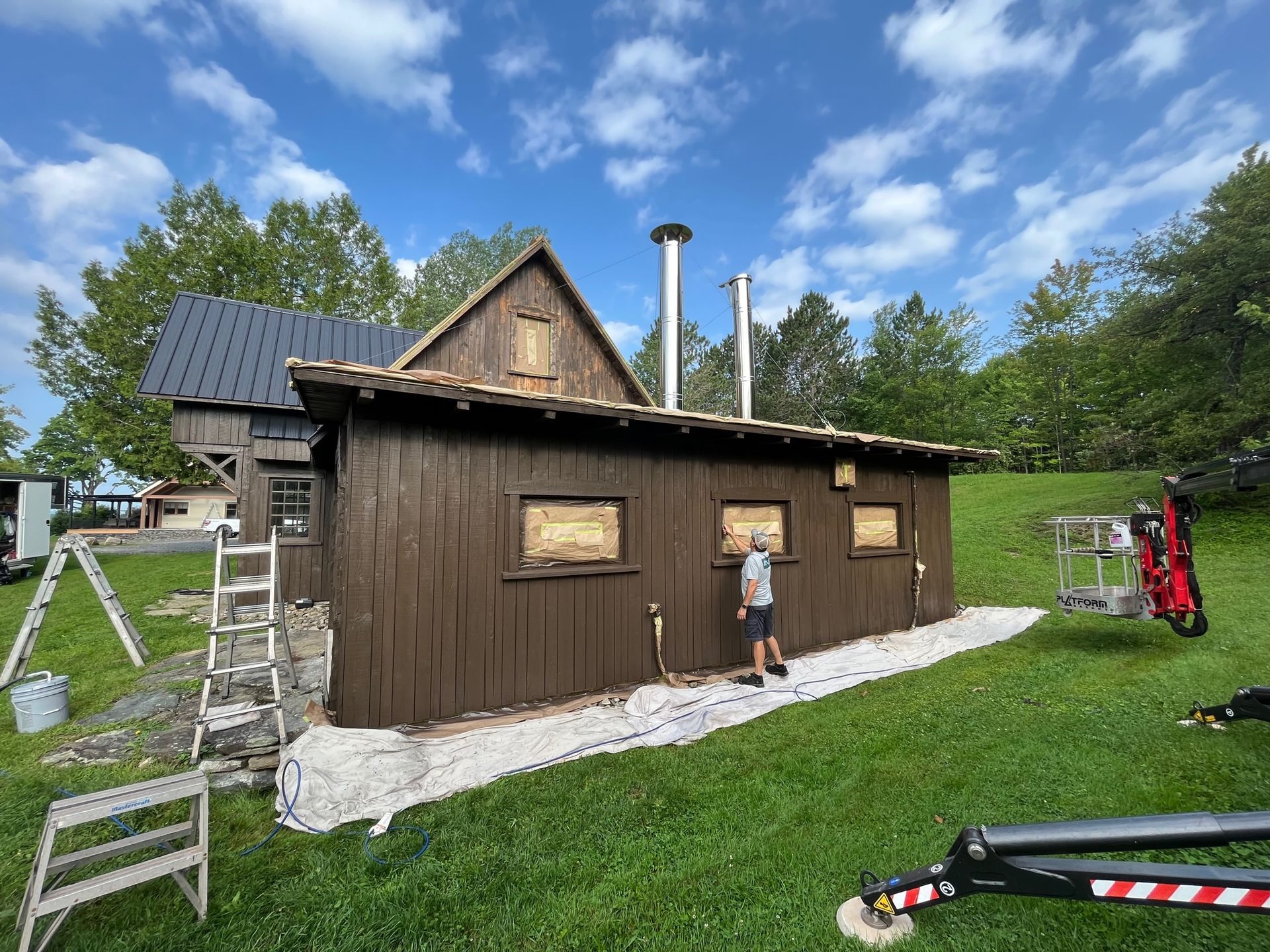 Peinture teinture chalet en planche de pruche nacelle élévatrice