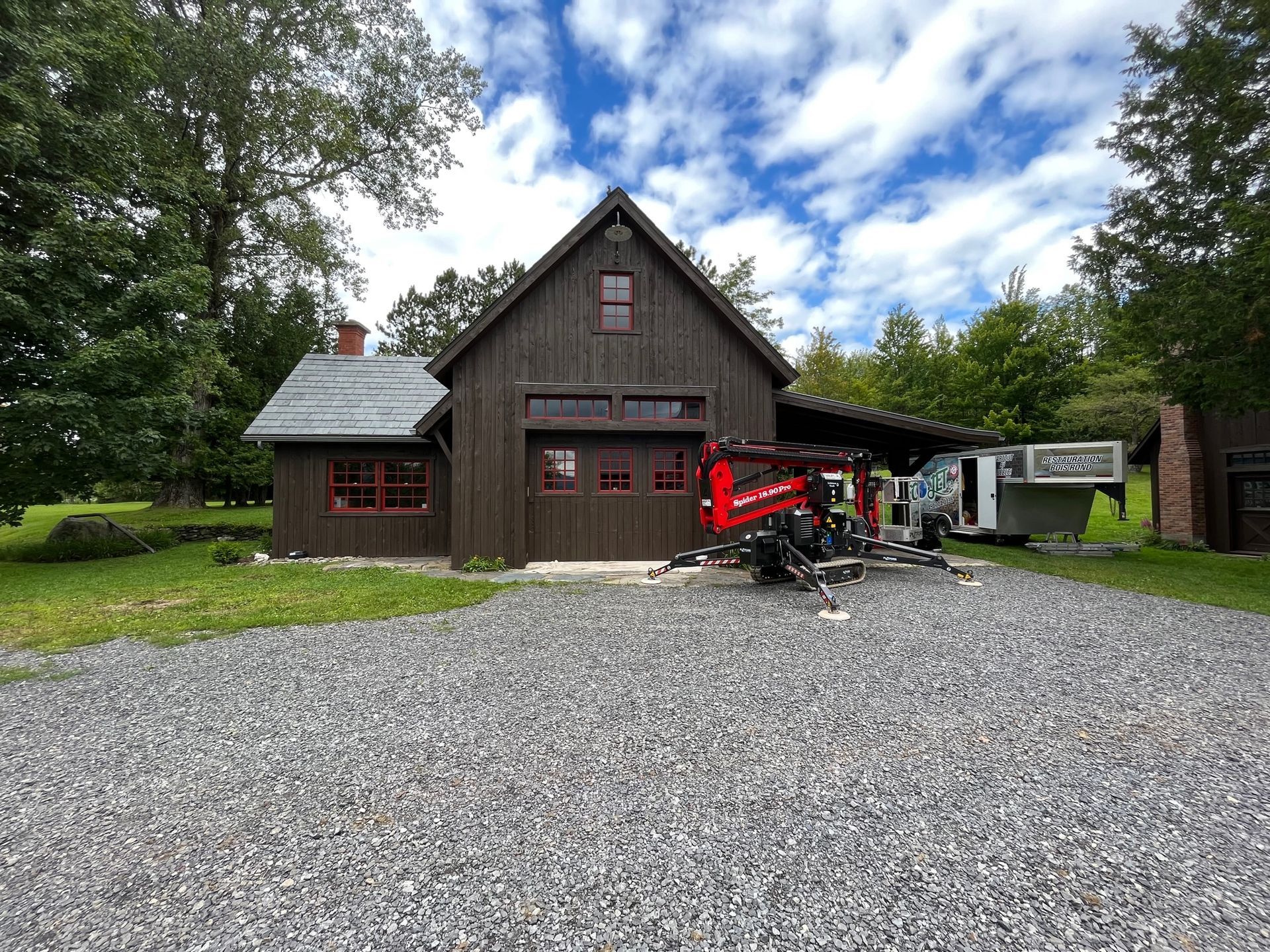 Peinture teinture chalet en planche de pruche nacelle élévatrice