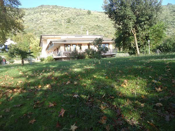 casa per anziani immersa nel verde