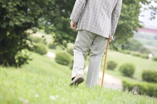 anziano in giardino del residence per la terza età