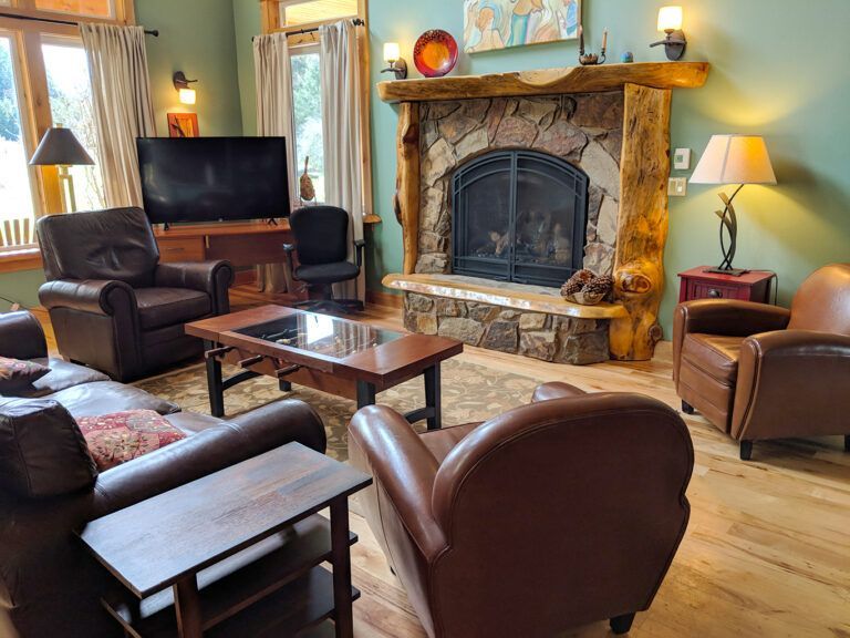 A living room filled with furniture and a fireplace.