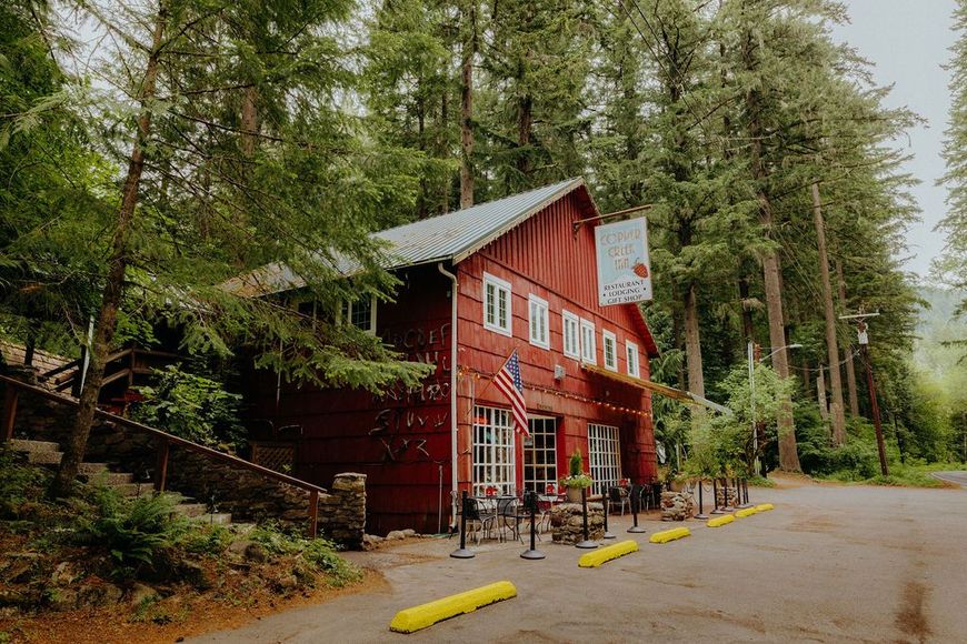 A red building with a sign that says come creek inn