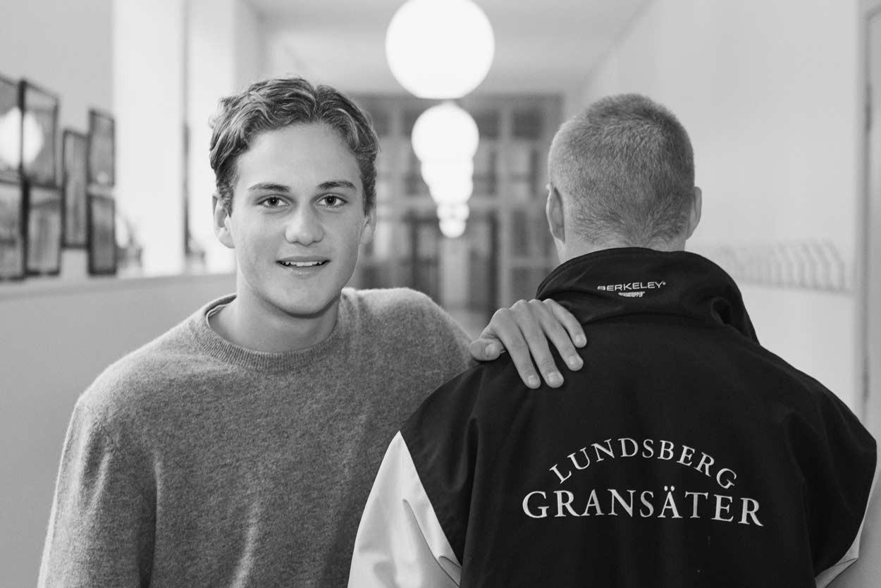 Ett svartvitt foto av två unga män som står bredvid varandra