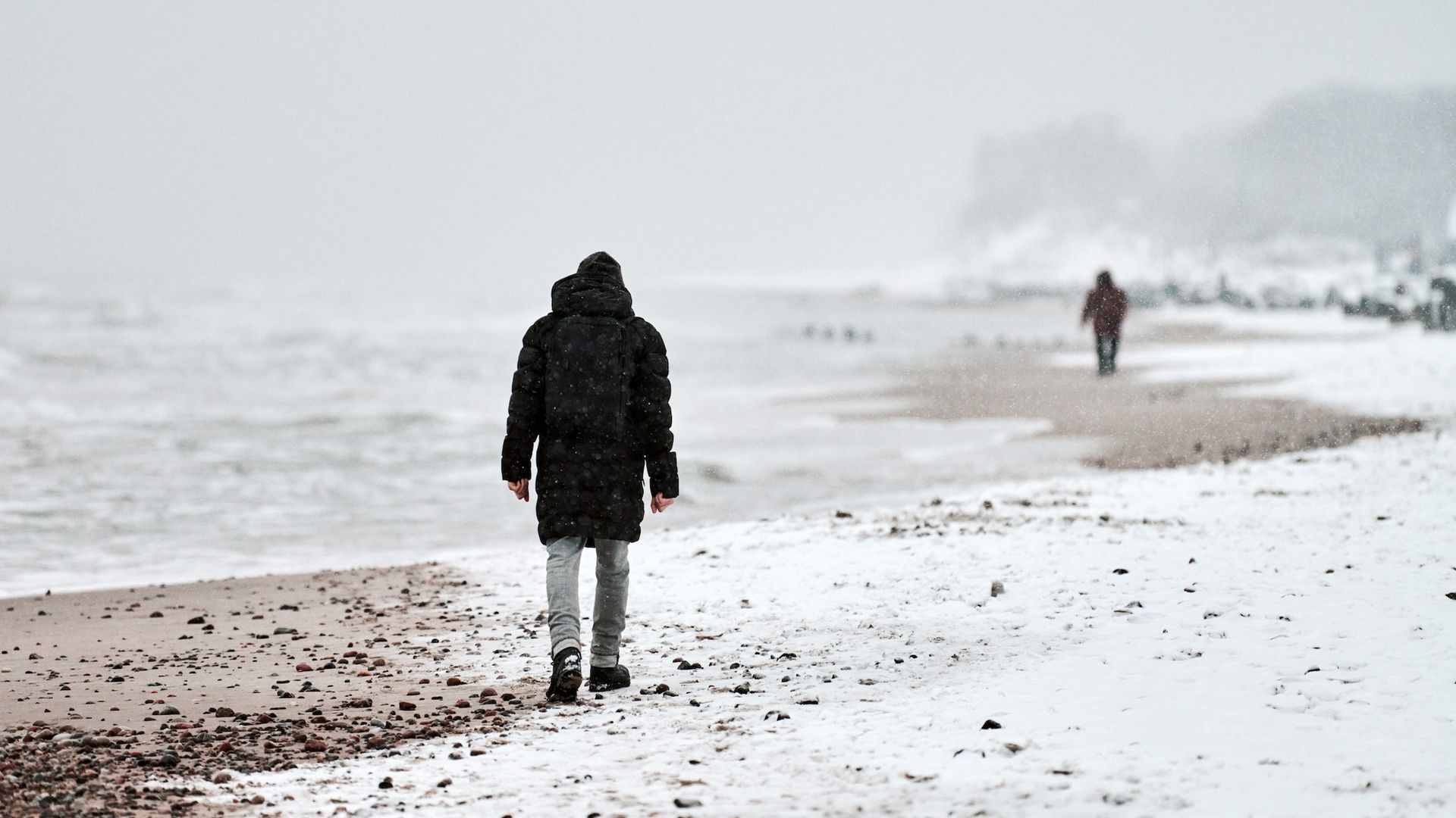 Ein älteres Paar sitzt Händchen haltend auf einem Sofa. Arthrose Ergotherapie