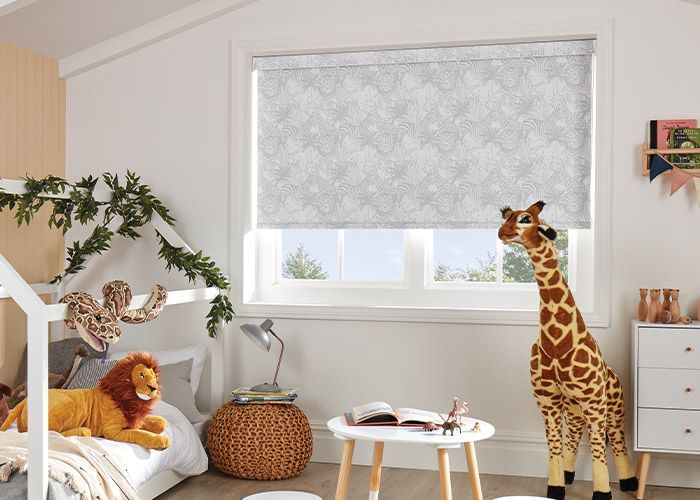 A child 's bedroom with a lion , giraffe , and table.