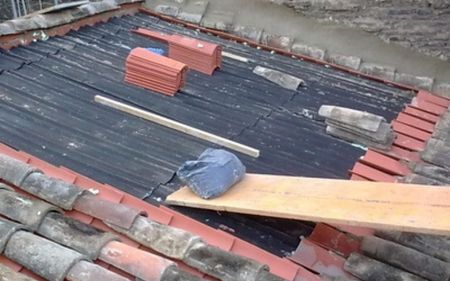 construcción de tejado con chapa sandwich y tejas en badalona