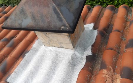 reparación de filtraciones de agua por la chimenea en el tejado, badalona, barcelona
