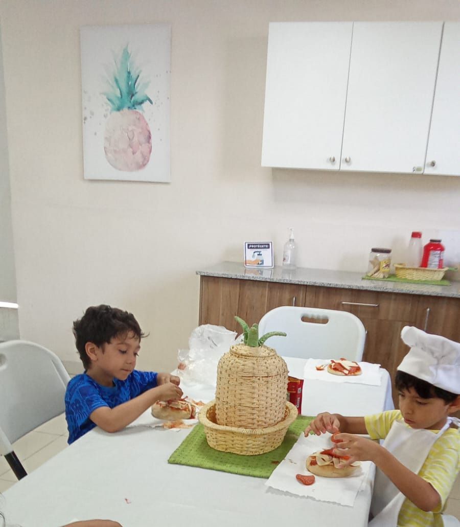 Niños compartiendo en una actividad escolar en aula del CEI Montessori 
